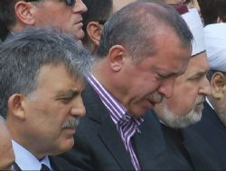 Annesini gözyaşlarıyla uğurladı